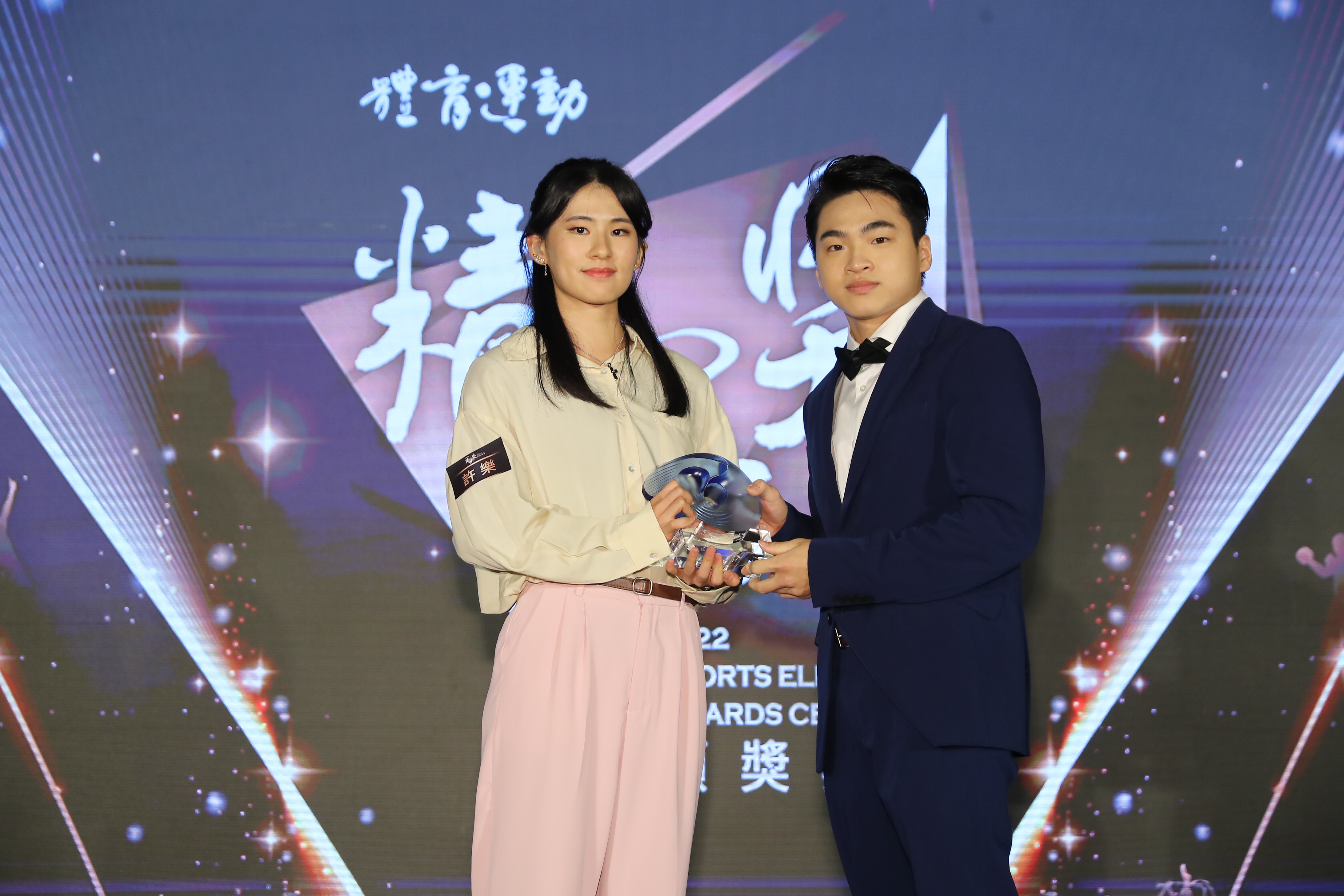 (圖)2022 Sports Elite Awards, 2021 winner Hsu Le (left) presents the Best Newcomer award to Chuang Chia-lung (right).